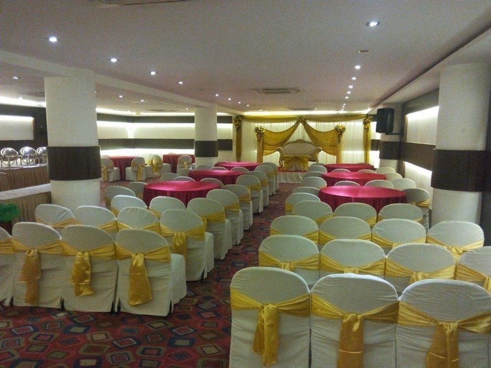 The Avenue Center Hotel Kochi Exterior foto